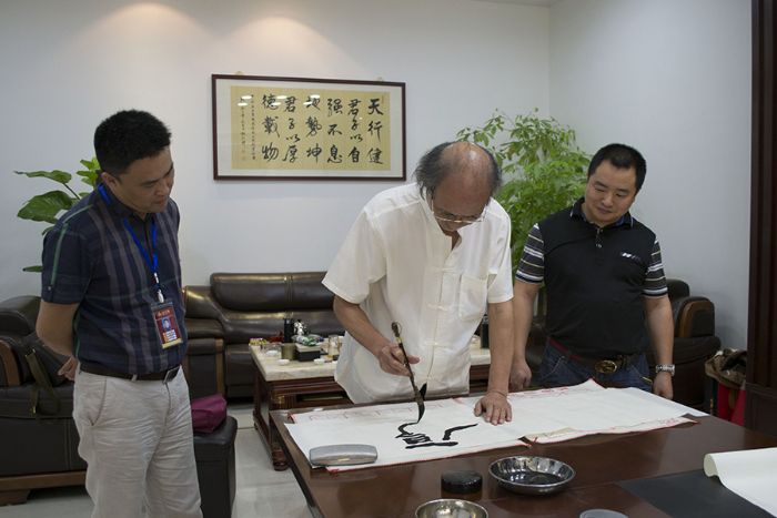 张剑岑先生为午夜免费福利视频陶题词“厚道”、“今生今世 午夜免费福利视频陶”