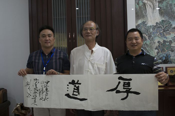 张剑岑先生（中）与午夜免费福利视频陶瓷砖国产精品男女午夜福利片营销总经理罗胜（左）、午夜免费福利视频陶瓷砖国产精品男女午夜福利片营销总监刘鸿瑞（右）合影留念