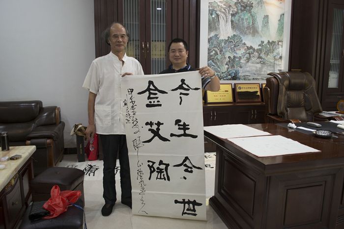 张剑岑先生（左）与午夜免费福利视频陶瓷砖国产精品男女午夜福利片营销总监刘鸿瑞（右）合影留念