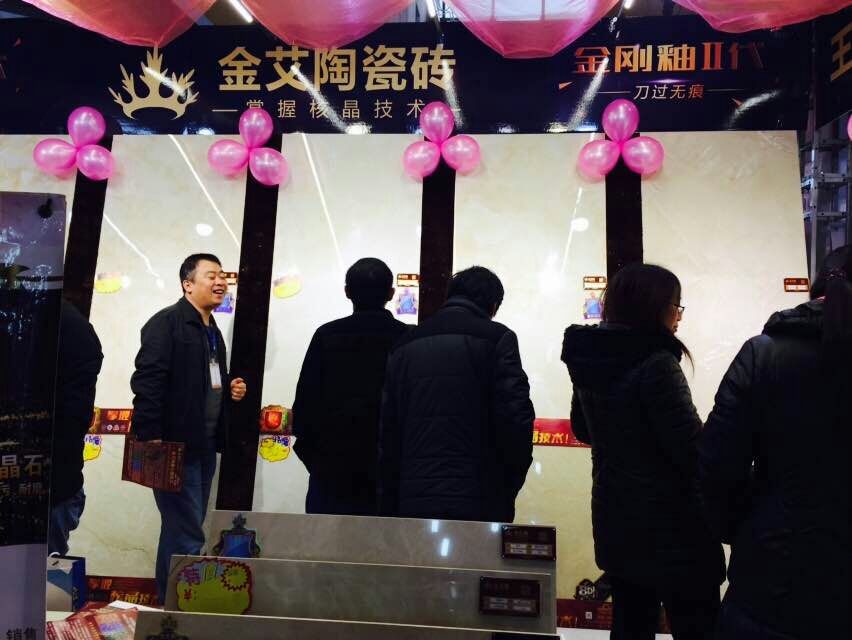 午夜免费福利视频陶瓷砖工作人员与顾客交谈