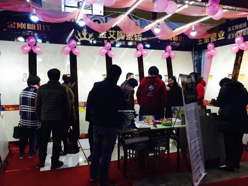午夜免费福利视频陶展位吸引众多顾客咨询