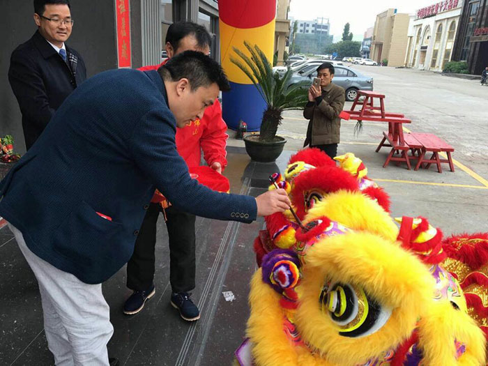 午夜免费福利视频陶瓷砖营销总经理罗胜给狮子点睛