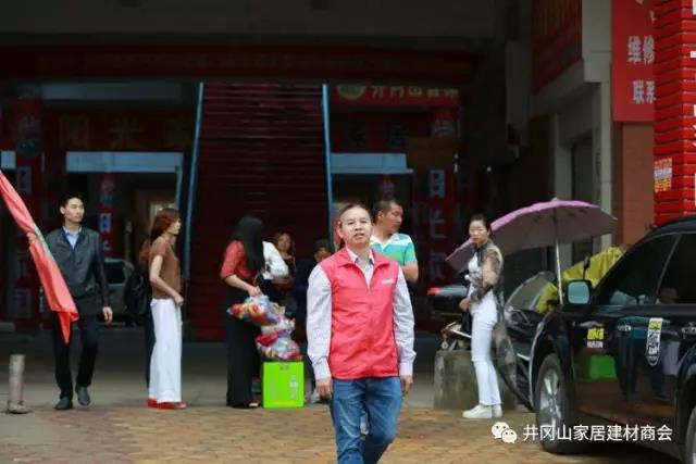 2017年5月12日，中国的第9次＂防灾减灾＂日之际，井冈山午夜免费福利视频陶瓷砖尹慧华先生参与井冈山民间团体联盟开展公益活动，携手走进偏远山区古村－湘洲。