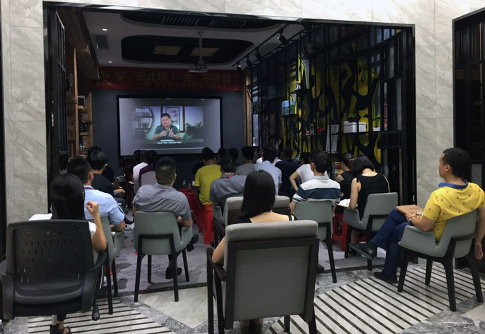 2017年7月1日，陶瓷一线国产精品男女午夜福利片午夜免费福利视频陶瓷砖管理层、销售精英齐聚总部O2O体验区举行“学，无止境！生，不停息”学习分享会。此次分享会中，与会人员就学习《关键对话》进行交流与分享，佛山樊登读书会还派遣了两位工作人员跟午夜免费福利视频分享学习心得。