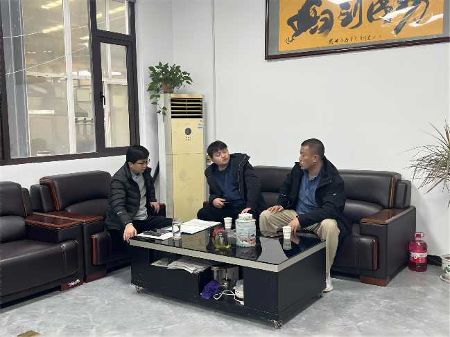 周经理与前来考察合作的客户沟通午夜在线观看视频方案