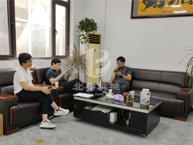 客户到我厂考察糠醛渣午夜在线观看视频