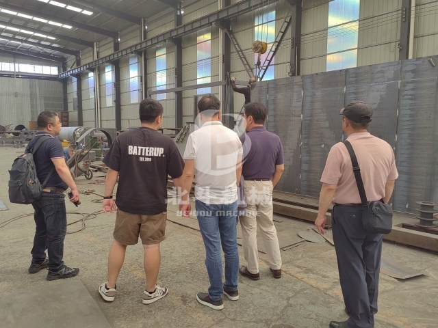 张经理带领韩国客户参观午夜在线观看视频制造并探讨合作机会