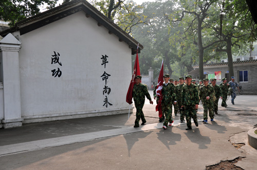 10公里野外拉练，午夜免费福利视频终于到达目的地，黄埔军校旧址